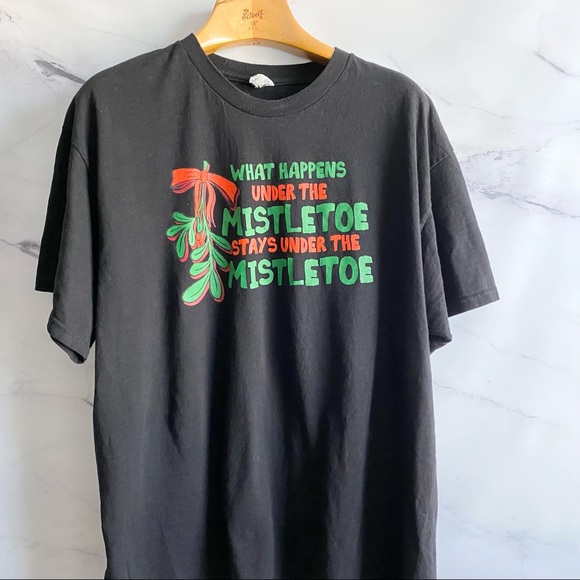 Christmas Mistletoe Funny Naughty Humor Novelty Graphic Tee Size XL - Picture 2 of 4